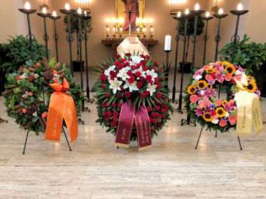 Friedhof Mauer Kränze Kranz Blumen Gestecke