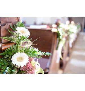 Blumenschmuck für die Kirche Hochzeit Wien