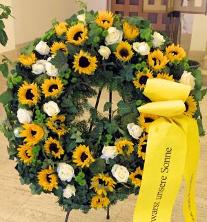 Trauerkranz: Kranz bestellen Blumenkranz für Begräbnis, Beerdigung, Urnenbeisetzung, Trauerfeier
