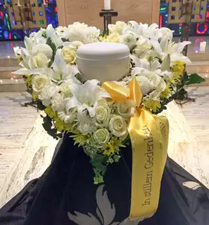 Urnenkranz mit Schleife mit weißen Rosen